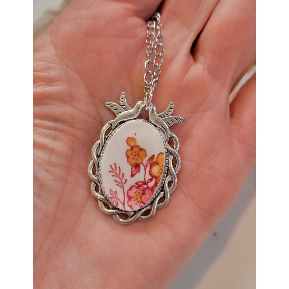 Broken China Booths Washington Floral Pendant Necklace with Kissing Birds - Picture 4 of 4